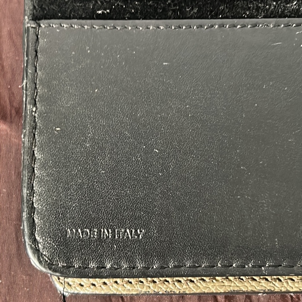 BURBERRY IPad CASE - Picture 9 of 9